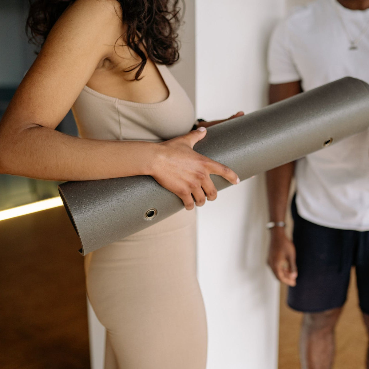 Tappetino fitness grigio arrotolato